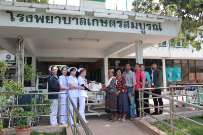 รับอุปกรณ์การแพทย์ จากแม่ทองใส ดาวศรี พร้อมบุตร-ธิดา