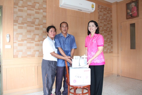 คุณสุรพล ฉิมมงคล และภรรยา ที่บริจาคสิ่งของเครื่องดูดเสมหะ ให้แก่โรงพยาบาล