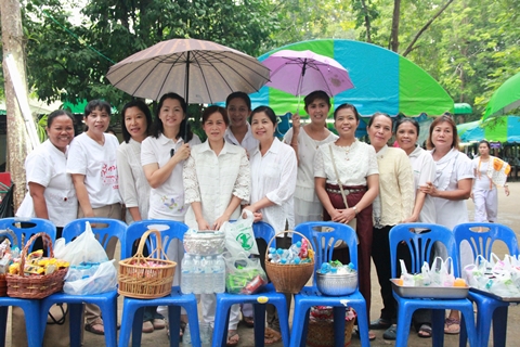 ทำบุญตักบาตรและทำโรงทานในวันคลายวันเกิดหลวงพ่อสายทอง เตชะธัมโม ประจำปี 2559