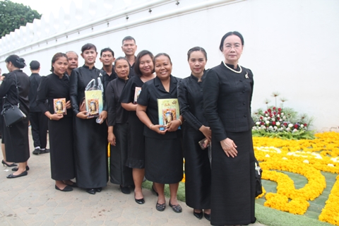 กราบสักการะพระบรมศพ “ในหลวง ร.9”
