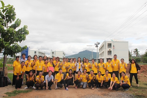 เจ้าหน้าที่โรงพยาบาลเกษตรสมบูรณ์ ร่วมปลูกดอกดาวเรือง