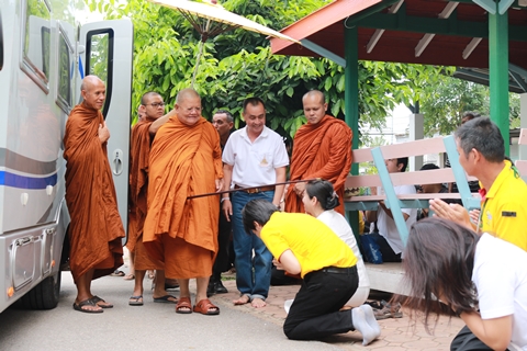 ผ้าป่า หลวงพ่อกัณหา สุขกาโม เพื่อร่วมสมทบทุนสร้างอาคารผู้ป่วยโรคเรื้อรังและทันตกรรม โรงพยาบาลเกษตรสมบูรณ์ จ.ชัยภูมิ
