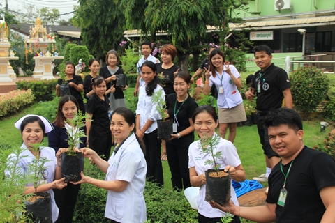 บุคลากรโรงพยาบาลเกษตรสมบูรณ์ร่วมปลูกต้นดาวเรือง เพื่อเป็นการรำลึกถึงพระมหากรุณาธิคุณ พระบาทสมเด็จพระปรมินทรมหาภูมิพลอดุลยเดช บรมนาถบพิตร