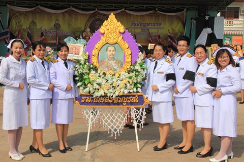 ร่วมวางพวงมาลา ถวายบังคมพระบรมราชานุสาวรีย์ รัชกาลที่ 5 เนื่องในวันปิยมหาราช ประจำปี 2560