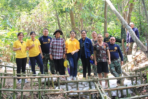 เจ้าหน้าที่และกลุ่มจิตอาสาที่มาร่วมกันสร้างฝายให้ชีวิต ป่าโล่ใหญ่ เขตอุทยานแห่งชาติตาดโตน จังหวัดชัยภูมิ