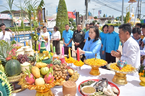 ร่วมพิธีทำบุญประจำปี พิธียกฉัตรสมโภชพระพุทธโคตะมะทศบารมี และพิธีเปิดอนุสาวรีย์พระยาภักดีชุมพล ณ เทศบาลตำบลบ้านเป้า