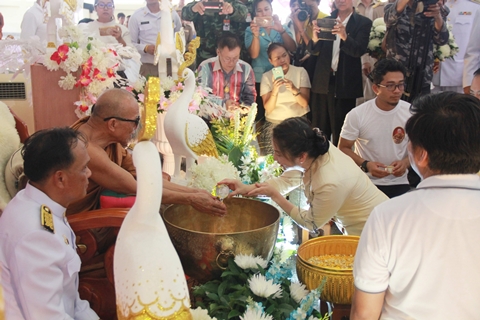 ทำบุญตักบาตรและทำโรงทานในวันคลายวันเกิดหลวงพ่อสายทอง เตชะธัมโม ประจำปี 2561