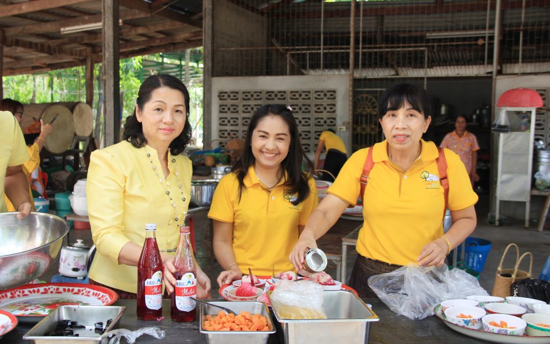ถวายเพลพระภิกษุสงฆ์ ในโครงการบรรพชาอุปสมบทเฉลิมพระเกียรติ ณ วัดโพธิ์ศรี ตำบลบ้านเดื่อ อำเภอเกษตรสมบูรณ์ จังหวัดชัยภูมิ
