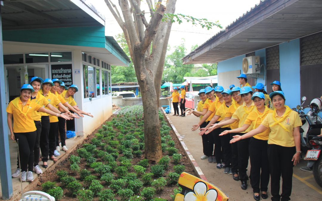 จิตอาสาปลูกไม้ดอกไม้ประดับ บริเวณด้านข้างคลินิกโรคเรื้อรัง