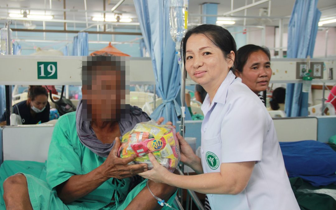 นายอำเภอเกษตรสมบูรณ์ ได้เป็นผู้แทนมอบของบริจาค จากผู้มีจิตศรัทธาที่ร่วมทำบุญ เนื่องในวันคล้ายวันเกิดหลวงพ่อสายทอง เตชะธัมโม